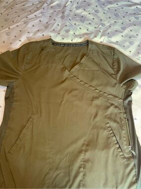 XL Koi Olive Green Women's V-Neck Scrub top and matching pants